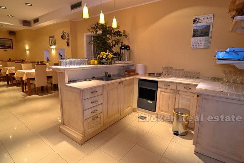 Île de Brac - Maison de 9 appartements