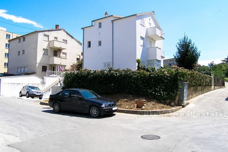 Split - 2 apartments and business premises