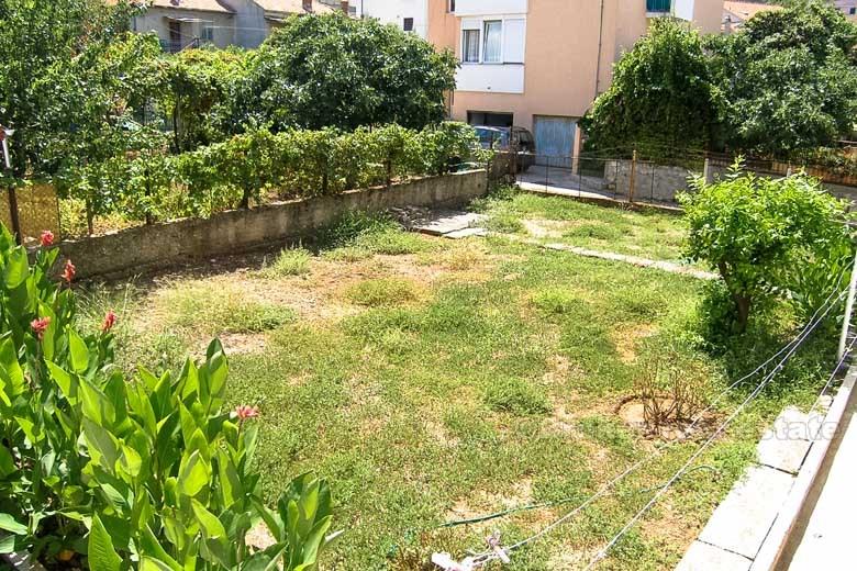 Split - 2 apartments and business premises