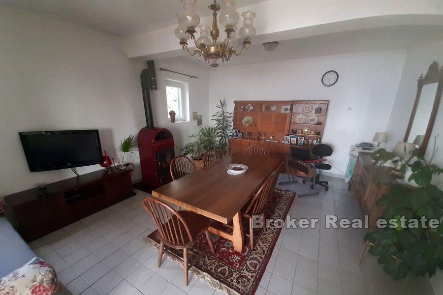 W pobliżu Omis - Dom z ziemi i morza