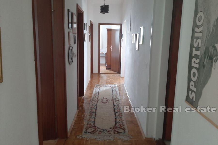 W pobliżu Omis - Dom z ziemi i morza