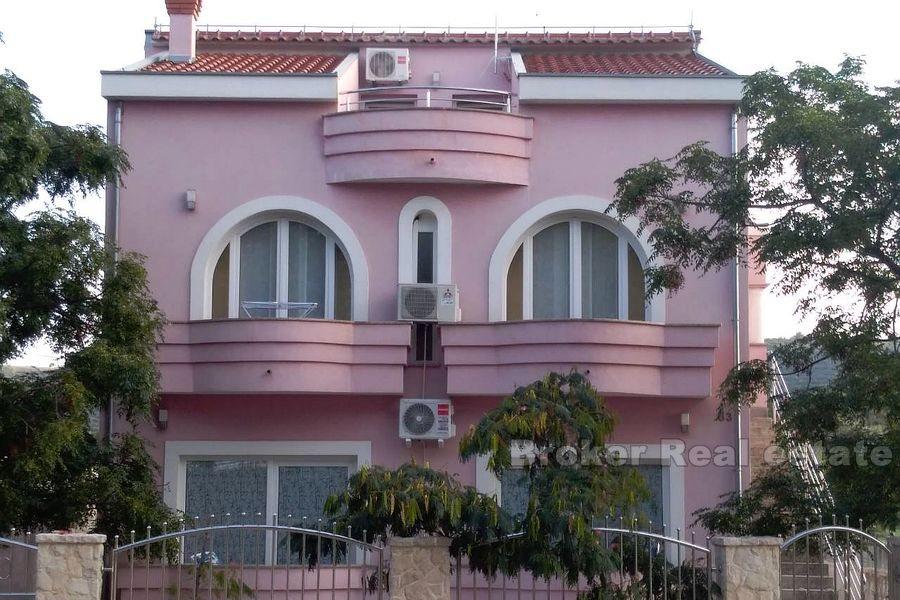 Nær Zadar, hus ved siden av marinaen