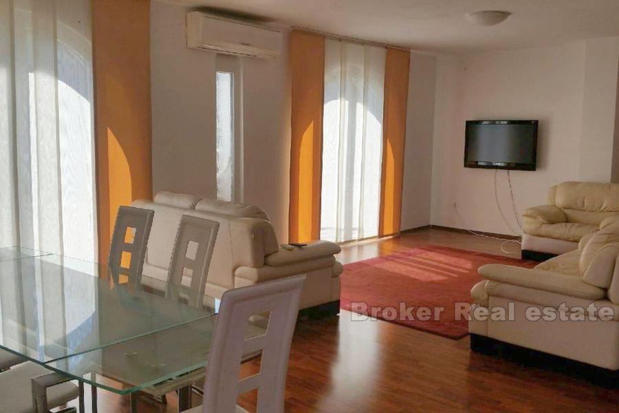 Nær Zadar, hus ved siden av marinaen