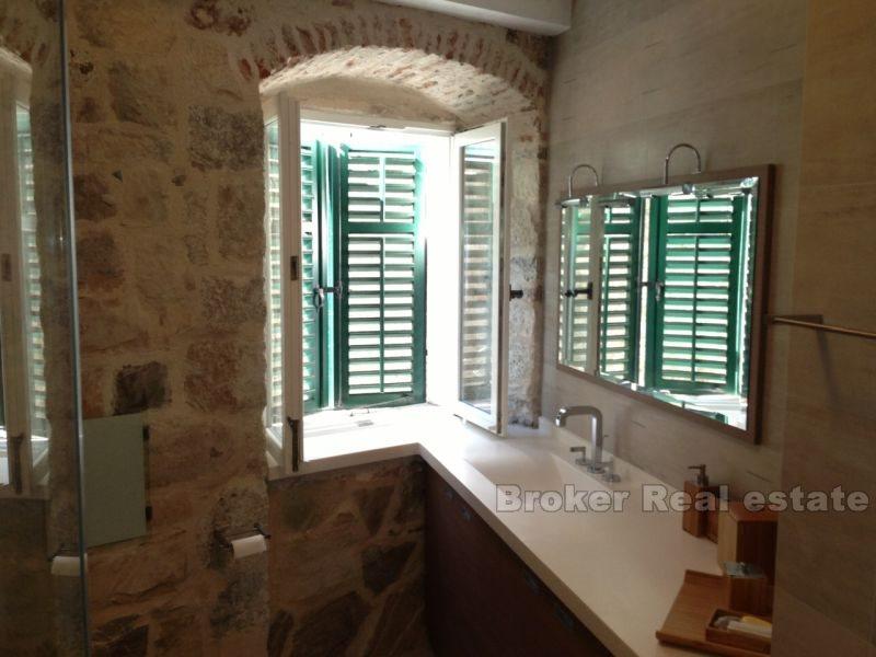 Split - Exclusive to-roms leilighet