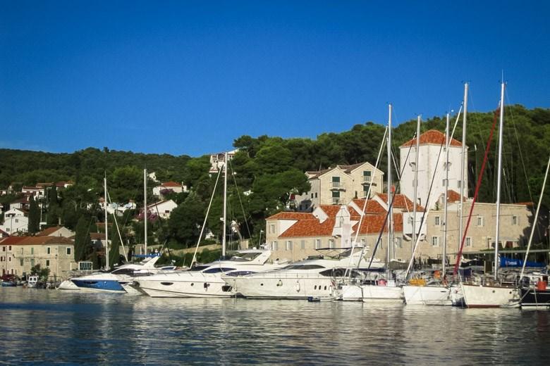 Kuća s četiri velike sobe