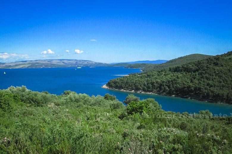 Kuća s četiri velike sobe