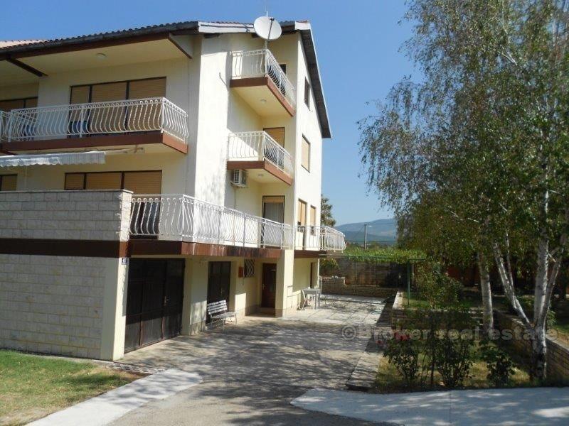 Knin - dva identické domy