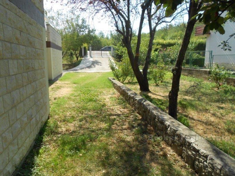 Knin - dva identické domy