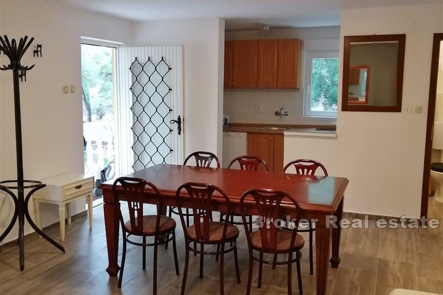 Ostrov Vis - Apartmánový dom s priestrannou záhradou