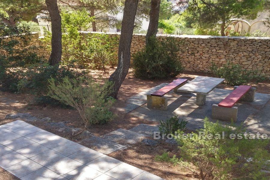 Ostrov Vis - Apartmánový dom s priestrannou záhradou