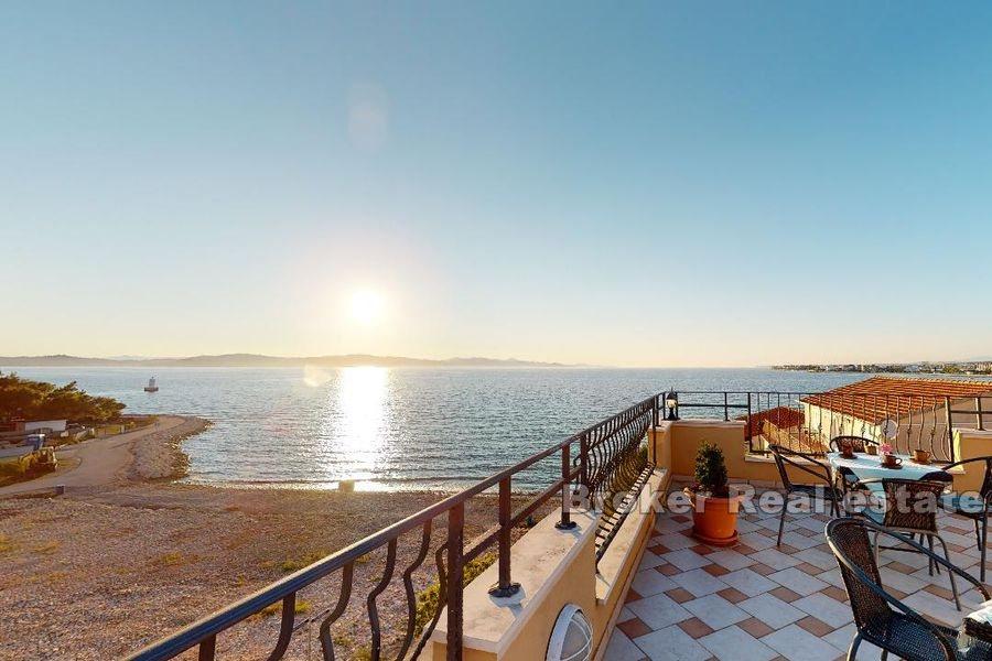 Près de Zadar, maison d'appartements vue mer