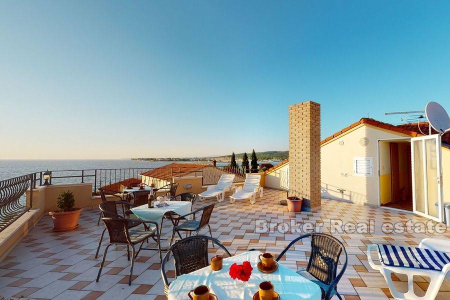 Près de Zadar, maison d'appartements vue mer
