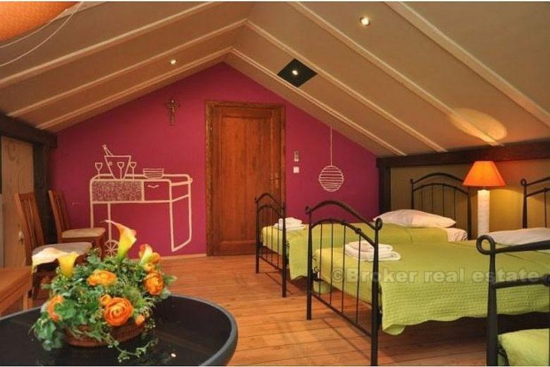 Kaštela, hotel / vila