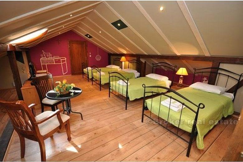 Kaštela, hotel / vila