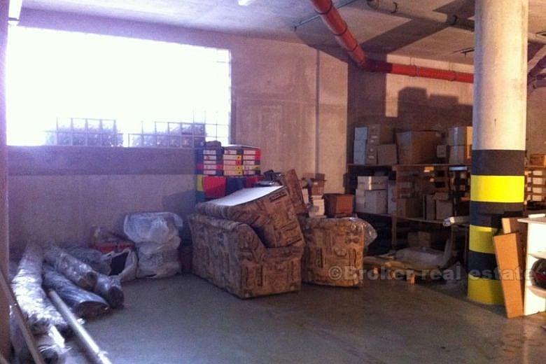 warehouse / more parking spaces - Split