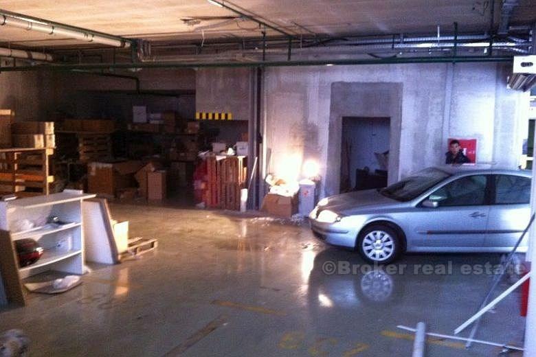 warehouse / more parking spaces - Split