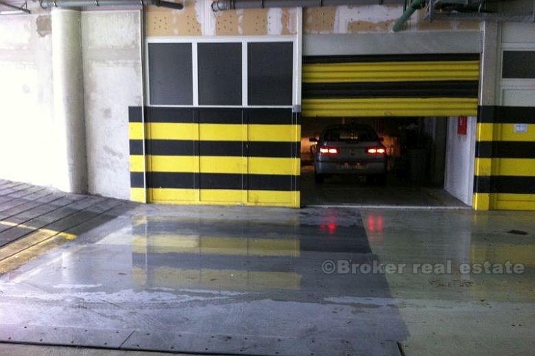 warehouse / more parking spaces - Split