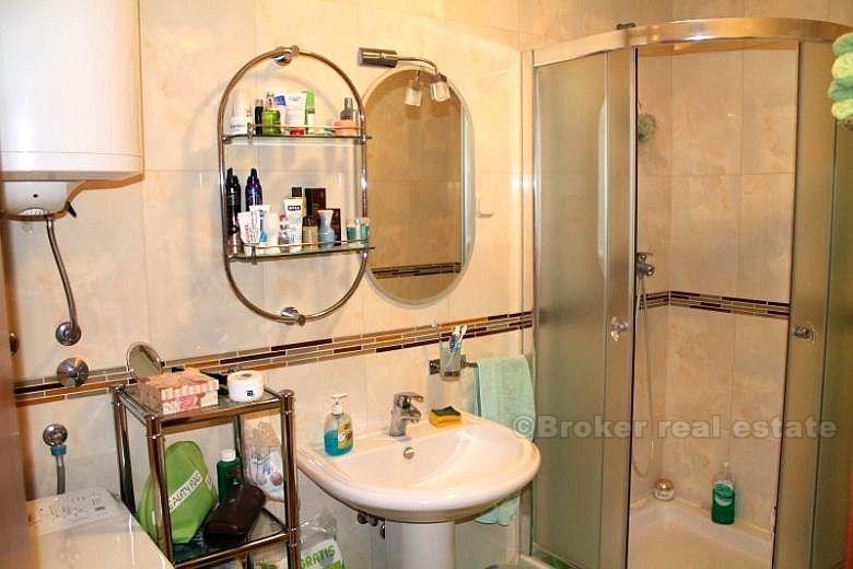 île Brac, appartement à 100 m de la plage