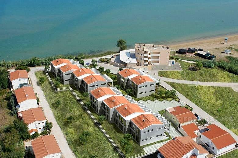 nedaleko od Zadra - prekrasno naselje pokraj plaže