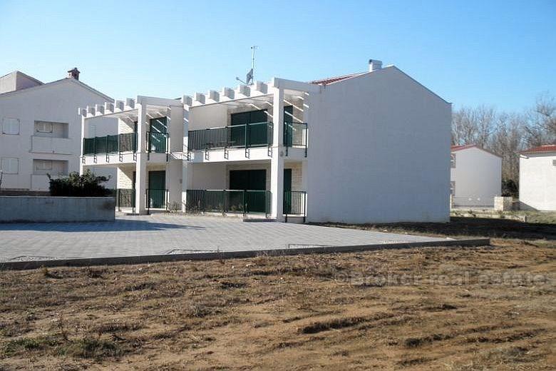 nedaleko od Zadra - prekrasno naselje pokraj plaže