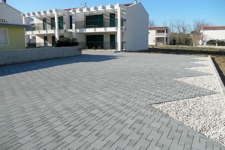 nedaleko od Zadra - prekrasno naselje pokraj plaže