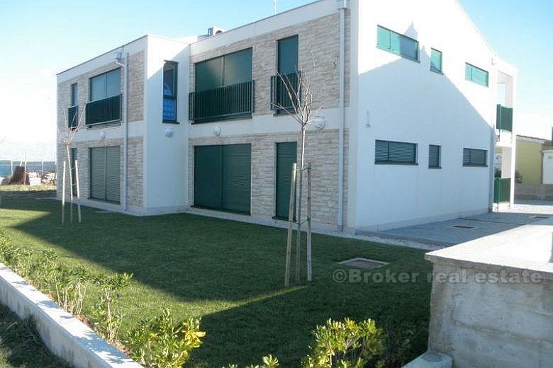 nedaleko od Zadra - prekrasno naselje pokraj plaže