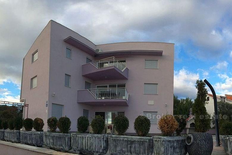 otok Ciovo, Luksuzni trosobni stan