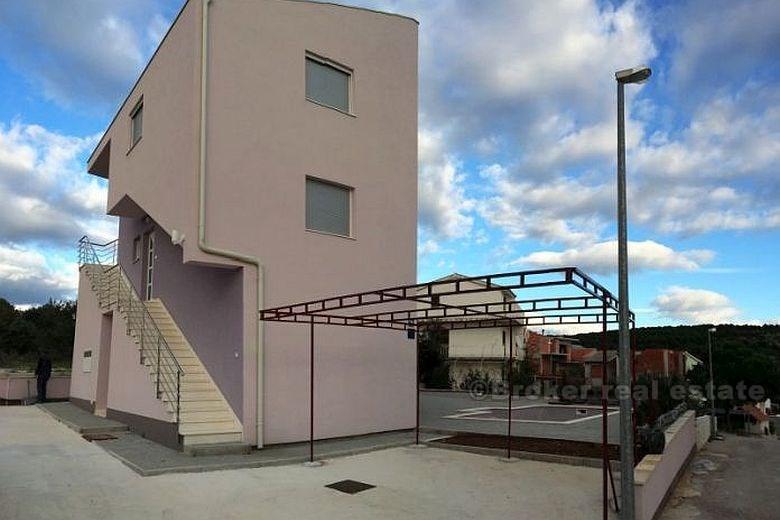 otok Ciovo, Luksuzni trosobni stan