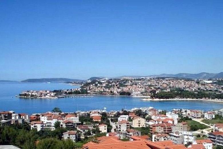 Rozdeliť dom v Podstrana / Strozanac