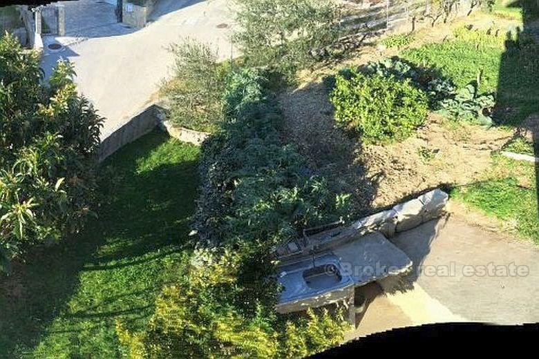 Rozdeliť dom v Podstrana / Strozanac