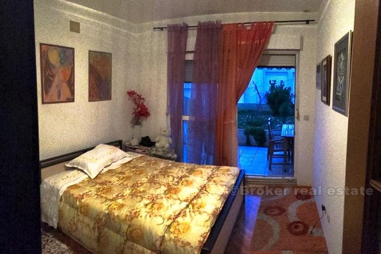 Сплит, двухкомнатная квартира с садом и террасой