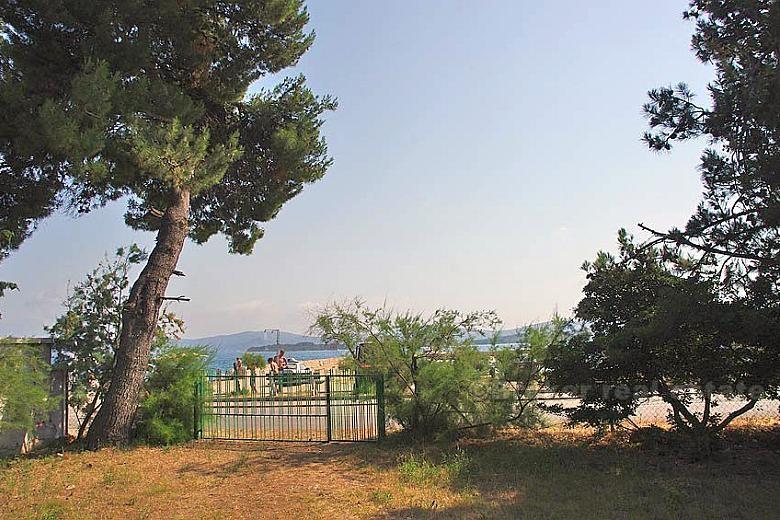Near Zadar. Seafront land with a house