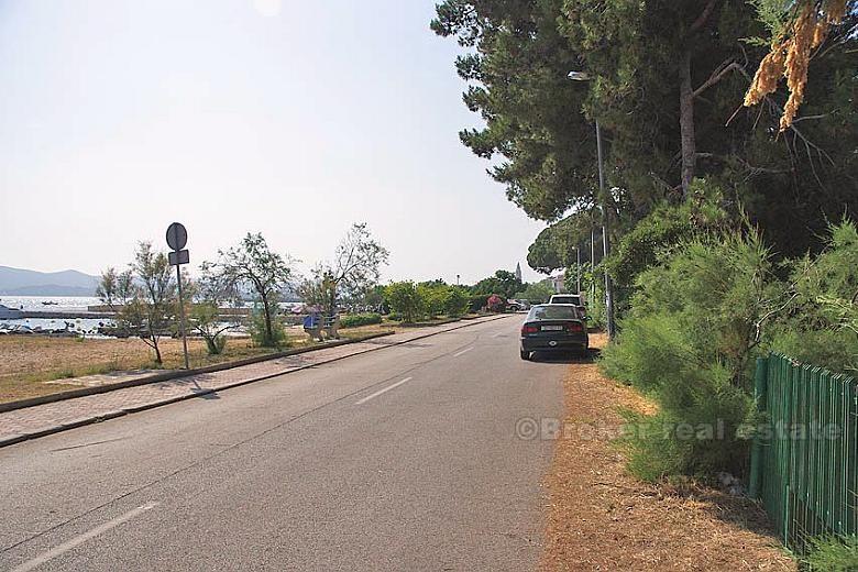 Near Zadar. Seafront land with a house