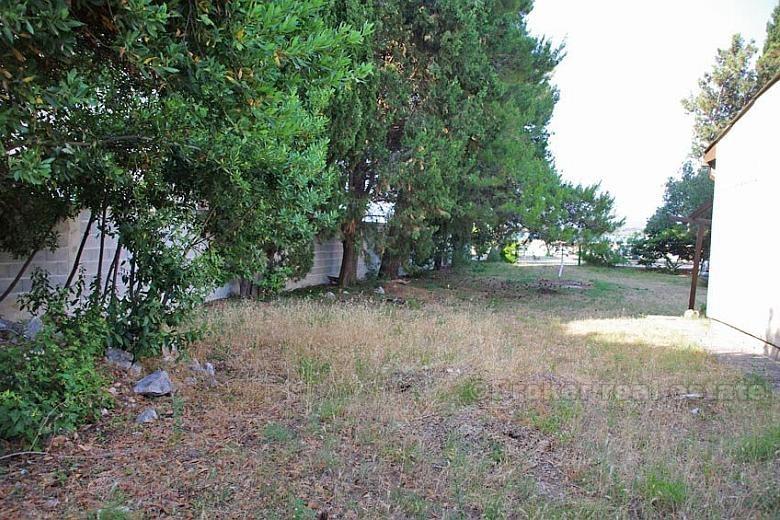 Near Zadar. Seafront land with a house