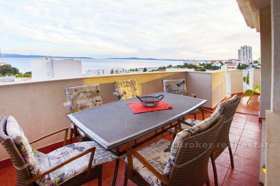 Appartamento arredato e dotato di due camere da letto a Spalato