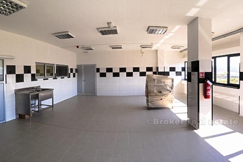 Split, Bâtiment commercial / boutique, commerce, fabrication, vente en gros, etc