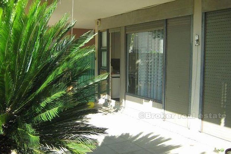 Split, duplex lägenhet med trädgård