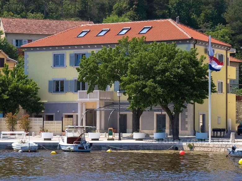nedaleko Šibeniku, Rekreační dům, penzion / hotel, 12 pokojů, 2 apartmány