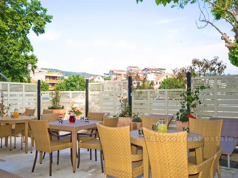 nedaleko Šibeniku, Rekreační dům, penzion / hotel, 12 pokojů, 2 apartmány