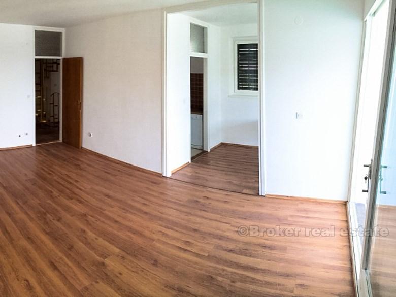 Split, Dvoetažni četvero-sobni stan