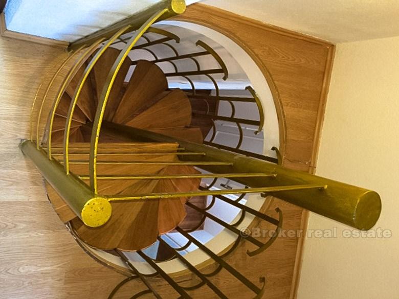 Split, Dvoetažni četvero-sobni stan