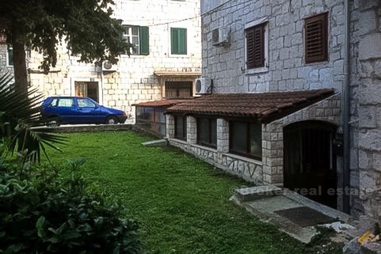 Split, maison en pierre avec jardin