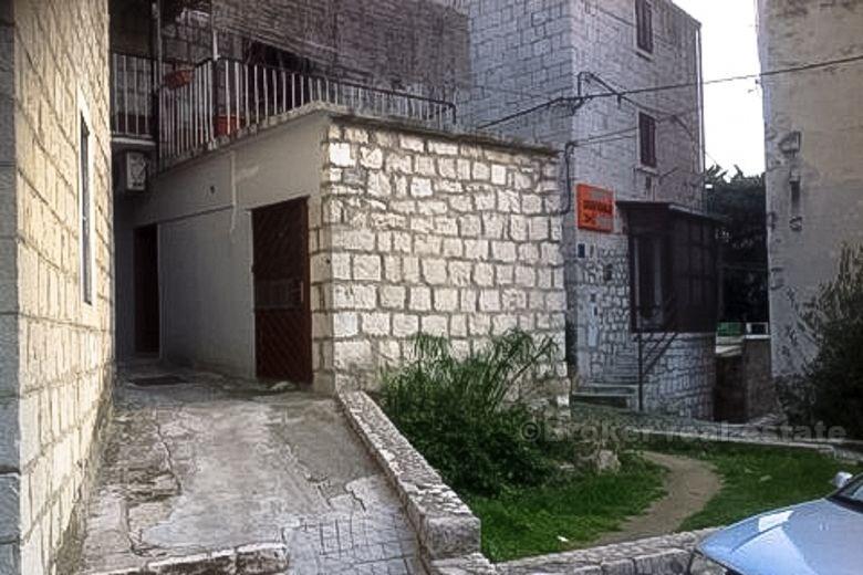 Split, maison en pierre avec jardin