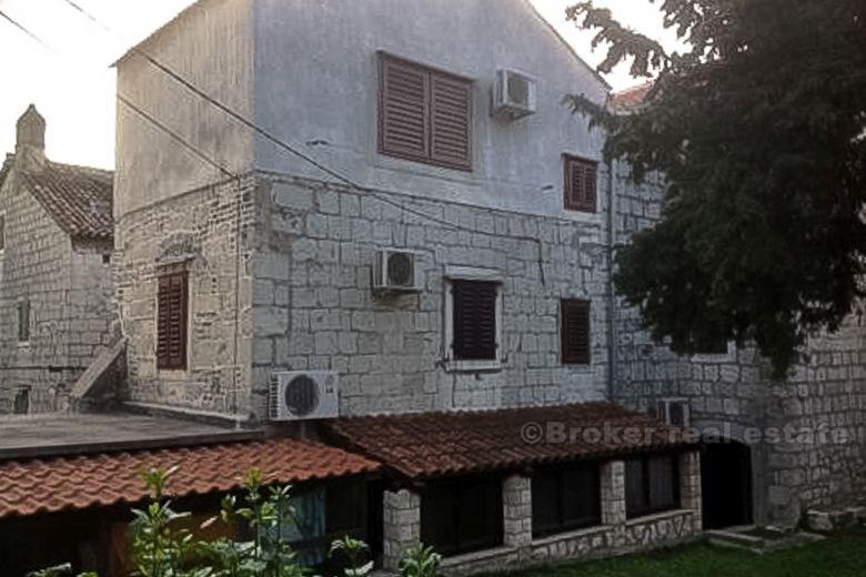 Split, maison en pierre avec jardin