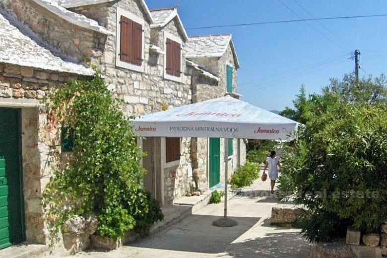 otok Brač, Renovirana tradicionalna kamena kuća