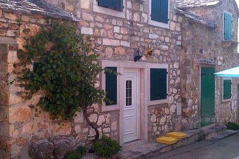 otok Brač, Renovirana tradicionalna kamena kuća