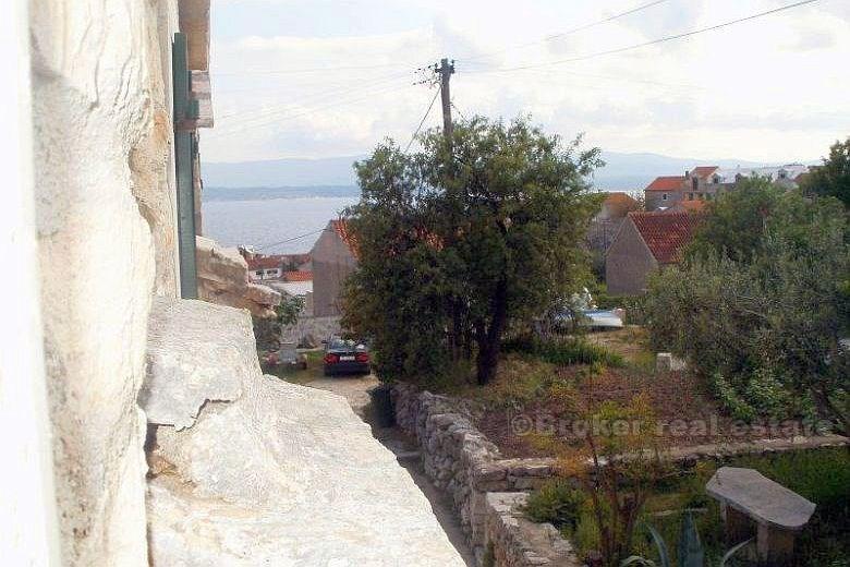 otok Brač, Renovirana tradicionalna kamena kuća