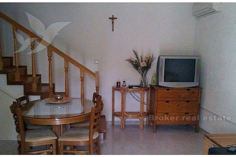 otok Brač, Renovirana tradicionalna kamena kuća