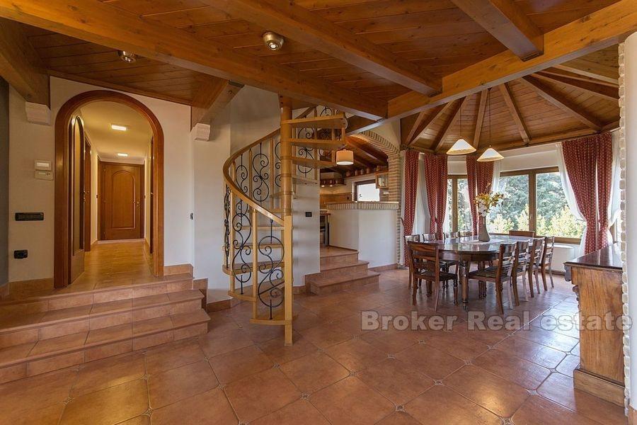 Split, fyra sovrum med pool