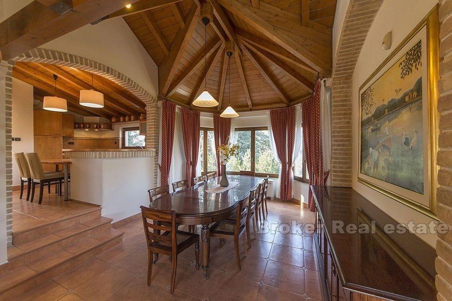 Split, fyra sovrum med pool